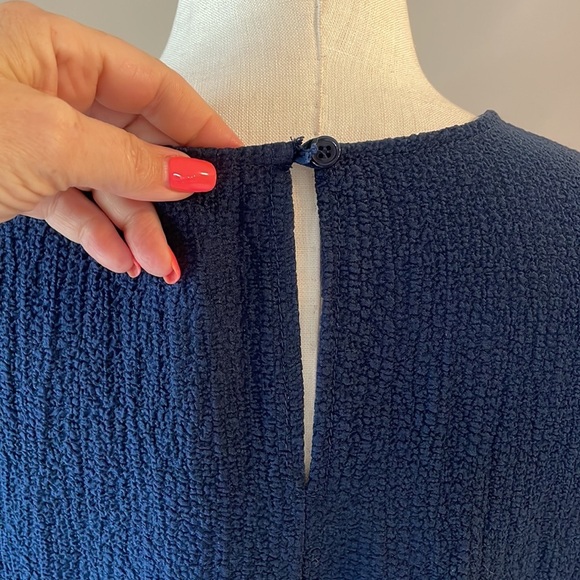 Navy blue tiered ruffled blouse textured stretch 1/2 sleeve crew round neck Med - Picture 5 of 12
